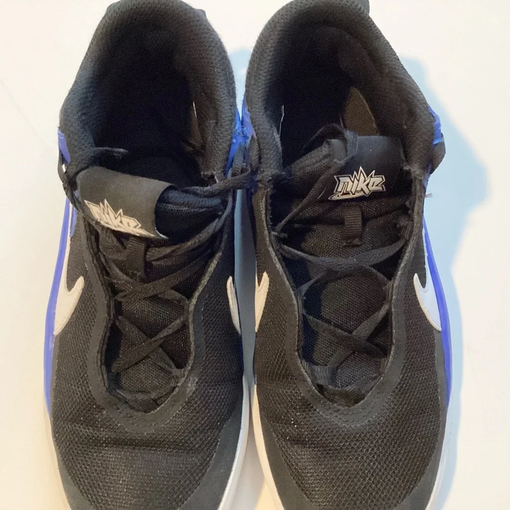 Nike Boys Team Hustle D 10 Basketball Sneakers - Black/Blue - Size 4.5